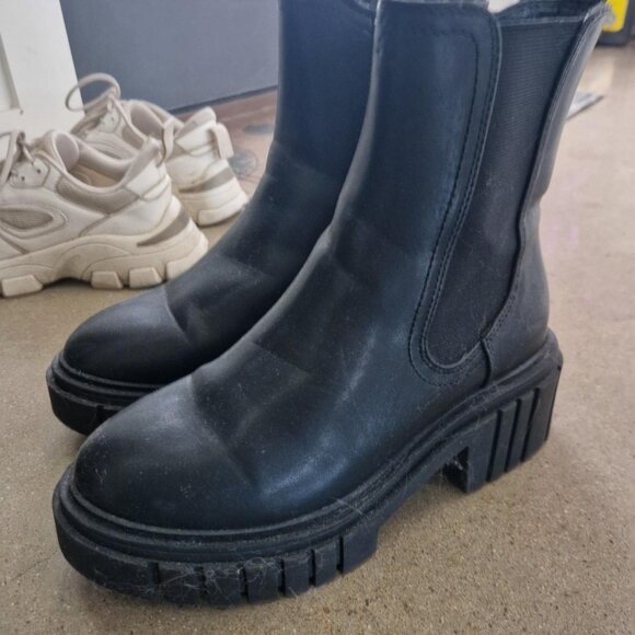 Black faux leather Chelsea boots. great condition, just dusty - Picture 1 of 4